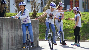 Einradfahren mit Anna & Lisa