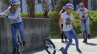 Einradfahren mit Anna & Lisa