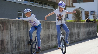 Einradfahren mit Anna & Lisa