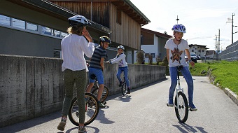Einradfahren mit Anna & Lisa