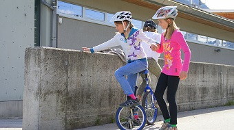 Einradfahren mit Anna & Lisa
