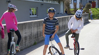 Einradfahren mit Anna & Lisa