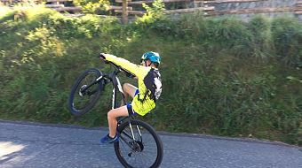 Julian zeigt Mountainbike Tricks